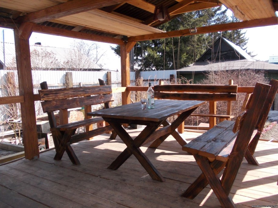 Деревянный стол на веранду