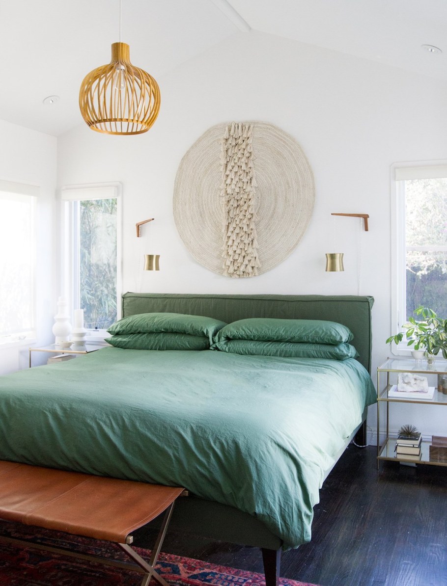Салатовая кровать в интерьере