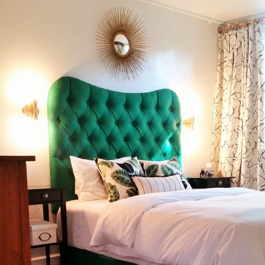 Спальня с изумрудной кроватью