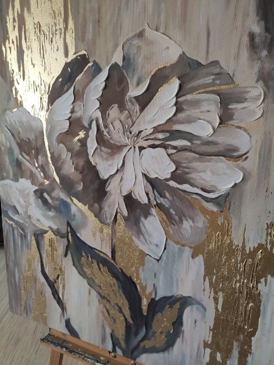 Цветок текстурной пастой и поталью