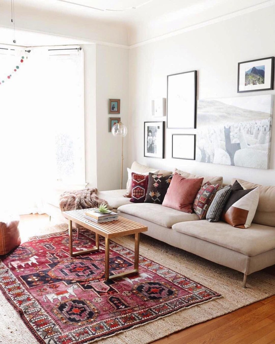 Красный ковер в скандинавском интерьере