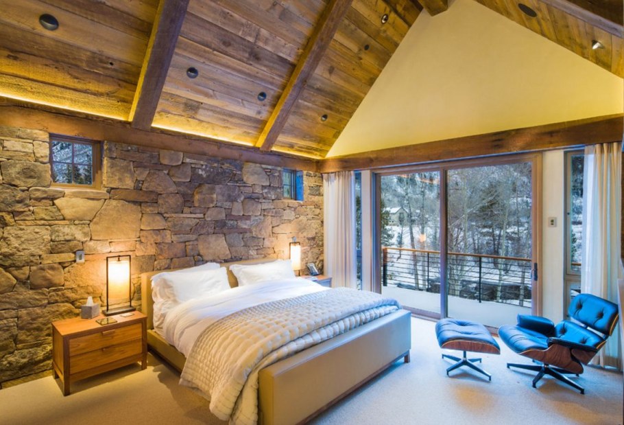 Отделка комнаты камнем и деревом