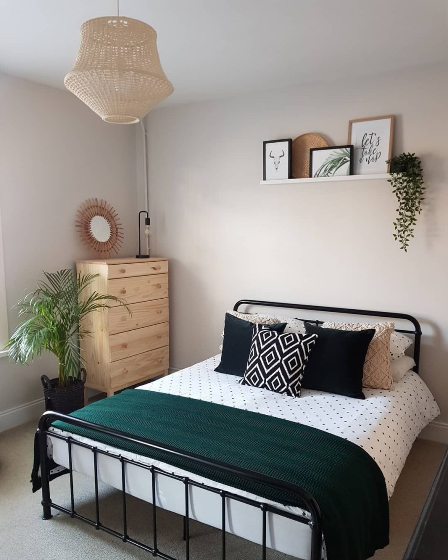 Железная кровать икеа в интерьере