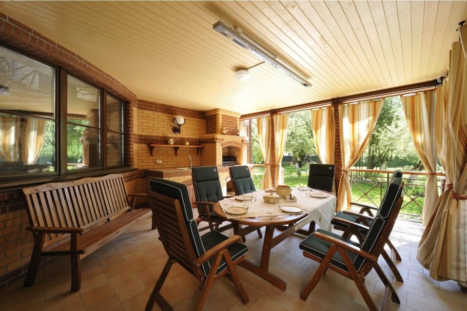 Интерьер внутри веранды