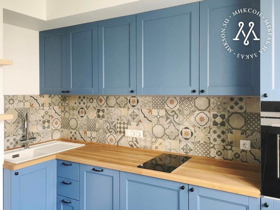 Голубая плитка для кухни на фартук