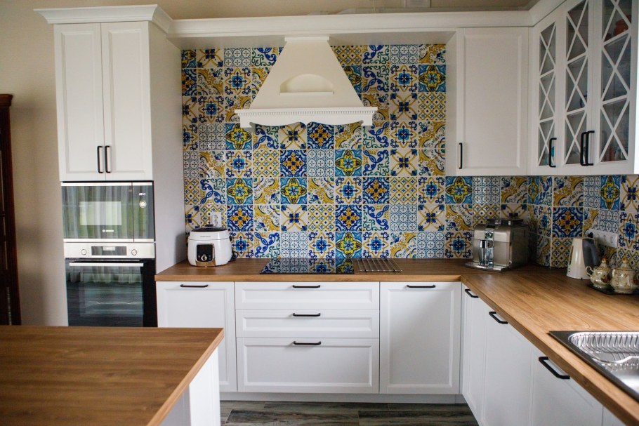 Белая кухня с фартуком пэчворк