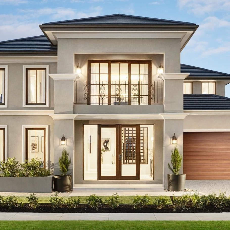 Красивый двухэтажный дом