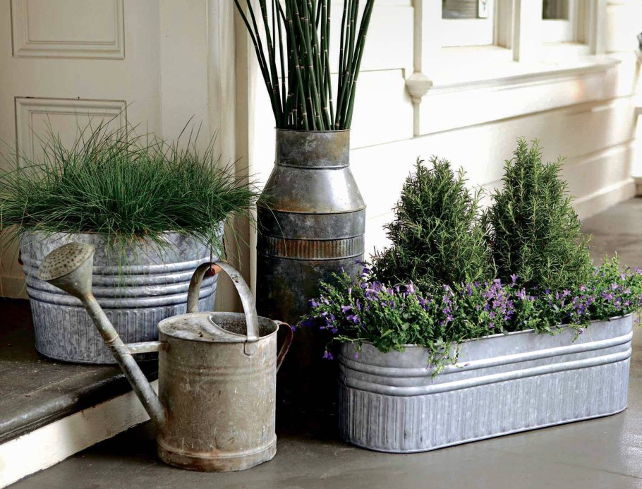 Цветочные горшки в саду