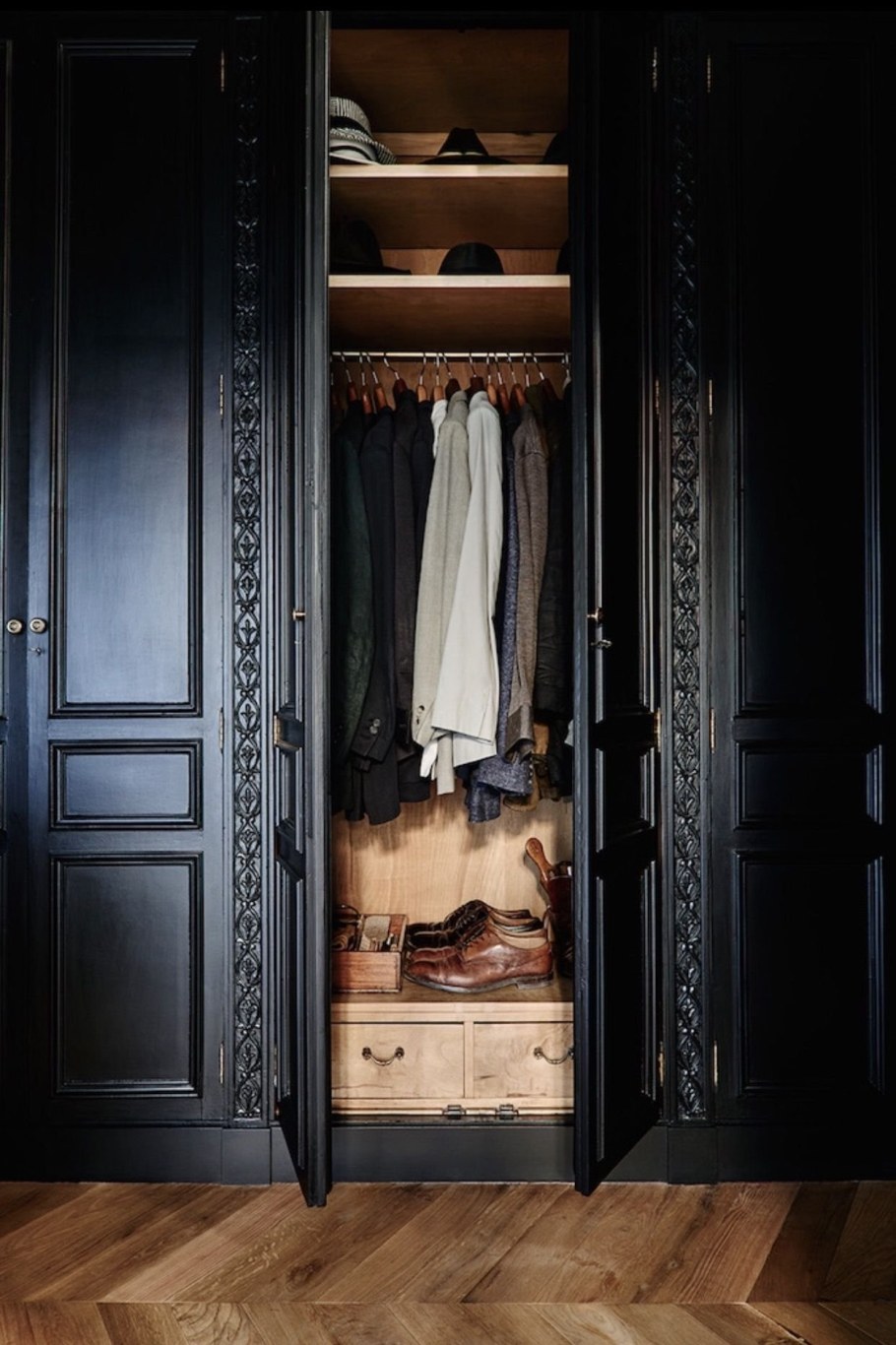 Старинный шкаф для одежды