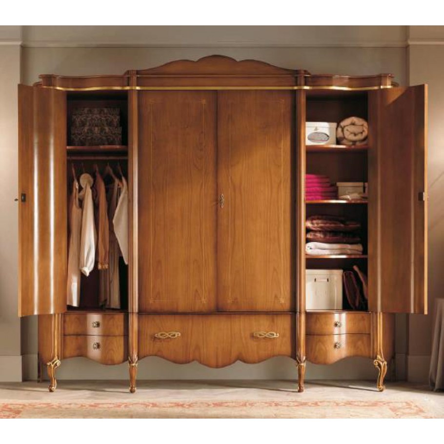 Красивый платяной шкаф