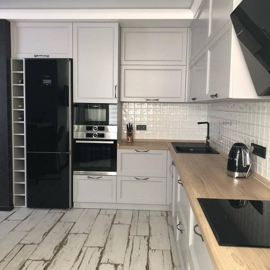 Кухня с черным холодильником