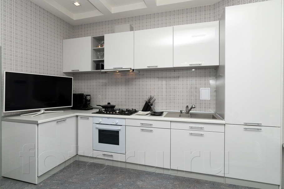 Кухня с белой духовкой