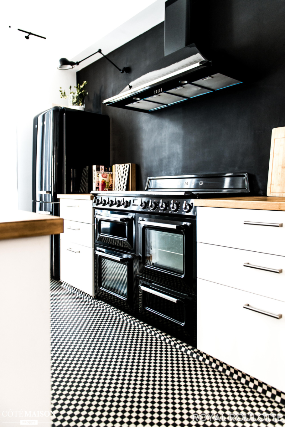 Белая кухня с черной бытовой техникой