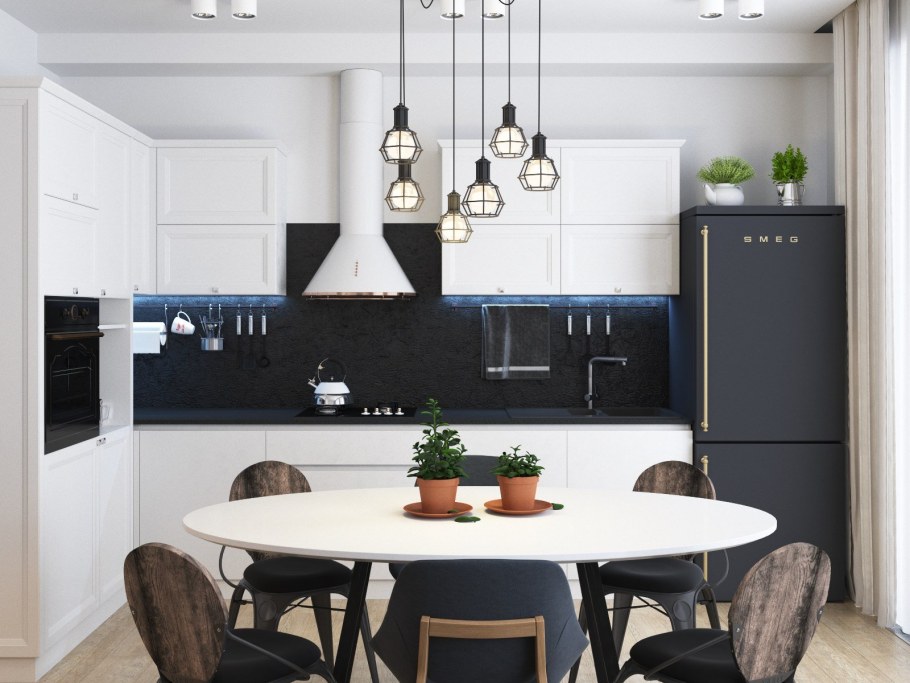 Светлая кухня с черным холодильником