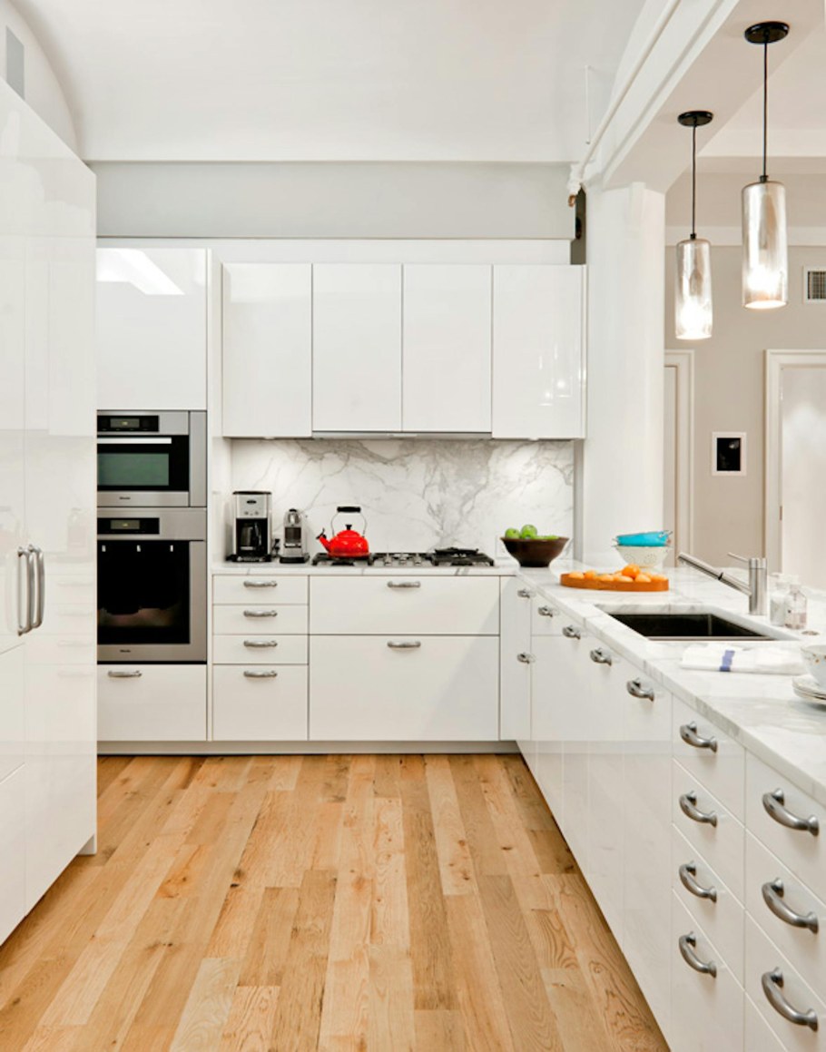 Белая кухня с деревянным фартуком