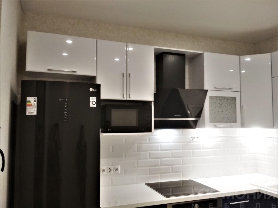 Белая кухня с черным холодильником