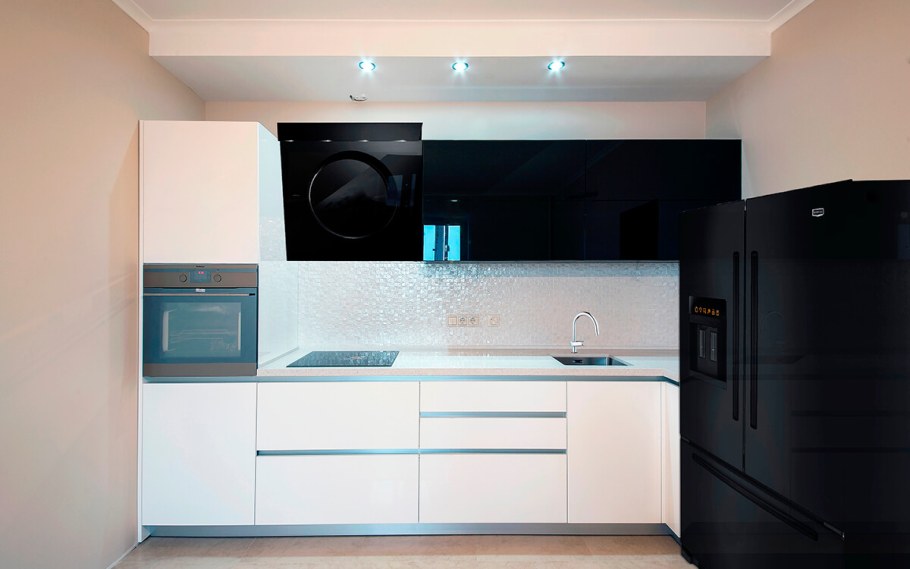Кухонный гарнитур со встроенной техникой