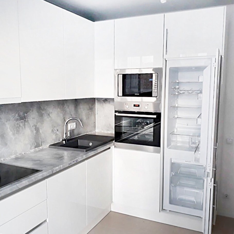 Белая акриловая кухня в интерьере