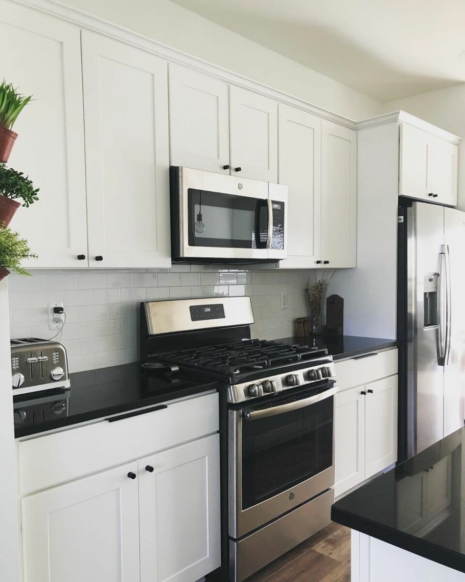 Белая кухня с черной техникой