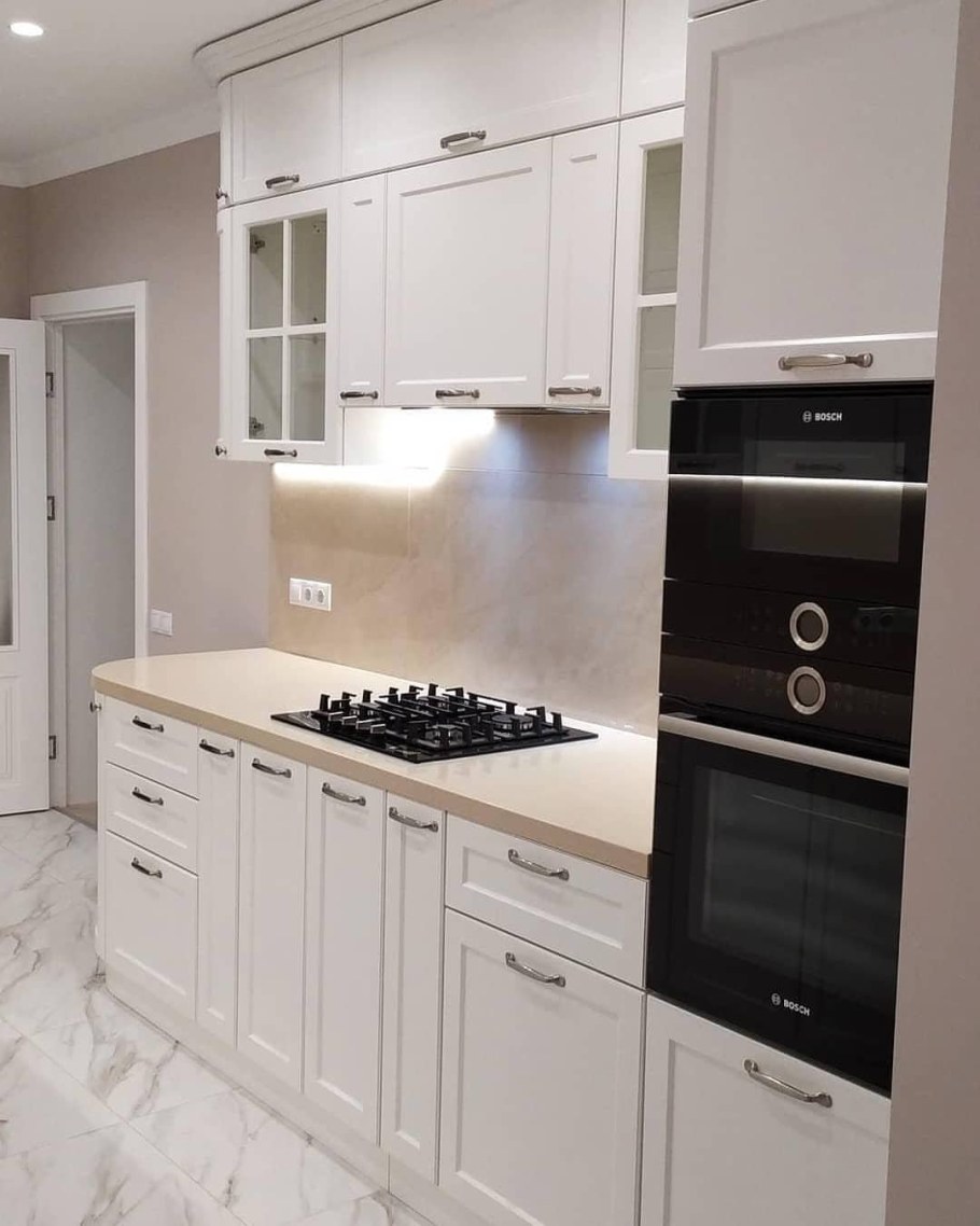 Белый гарнитур с черной техникой