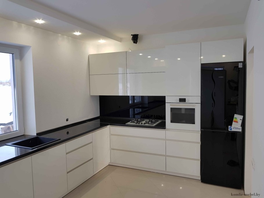 Бежевая кухня с черной техникой