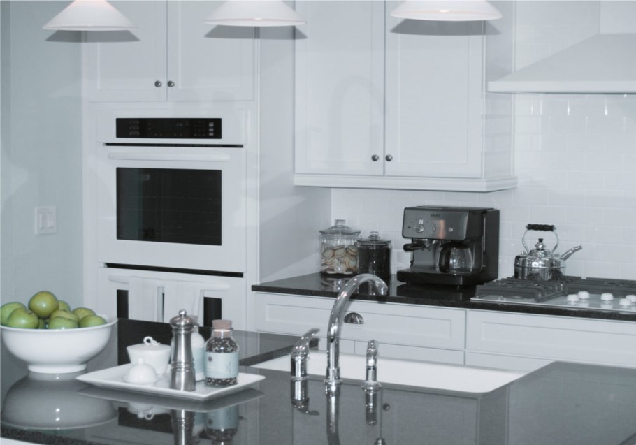 Белая встроенная техника на кухне