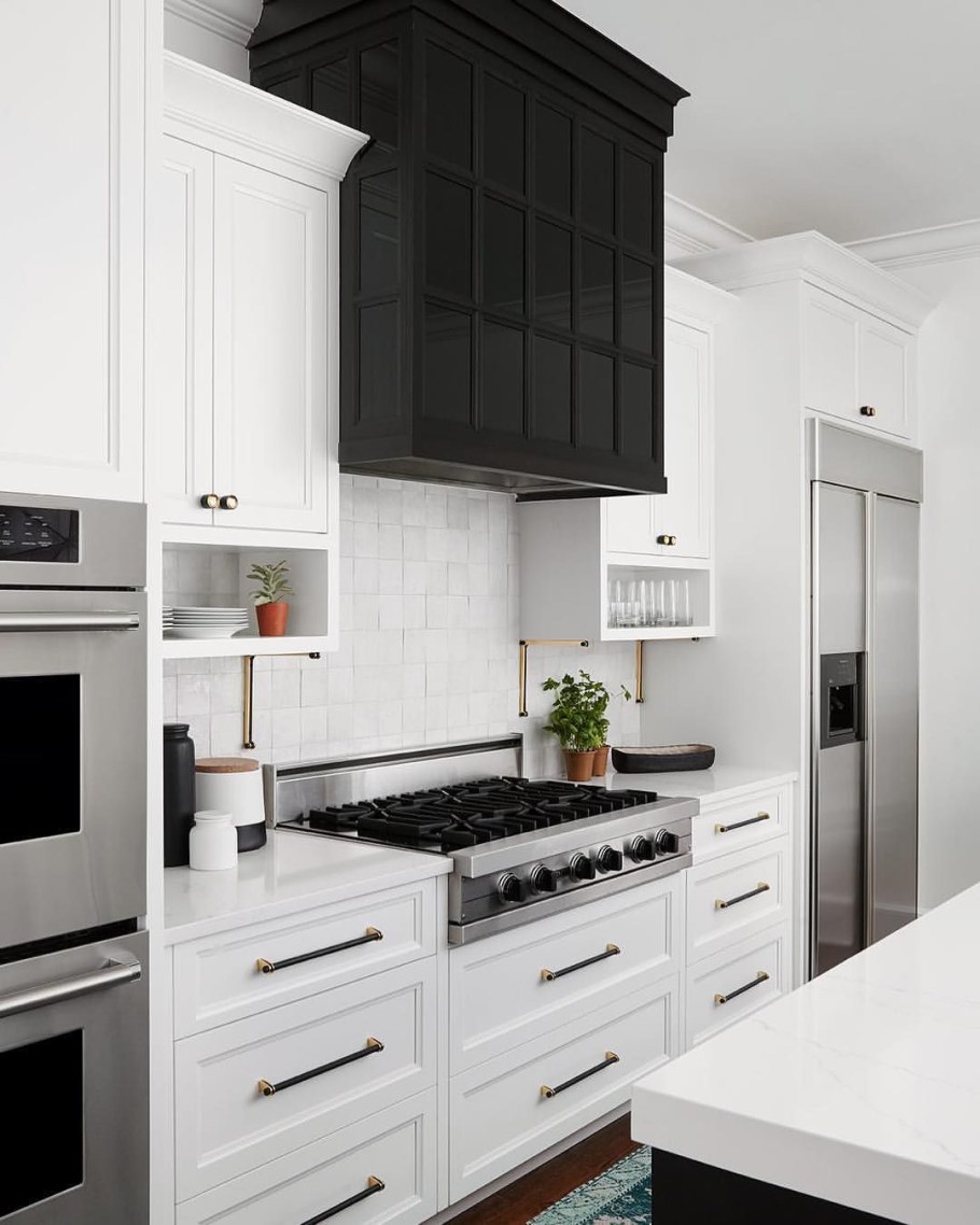 Белый гарнитур с черными ручками