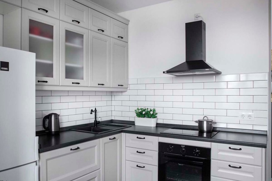 Кухня с серой столешницей