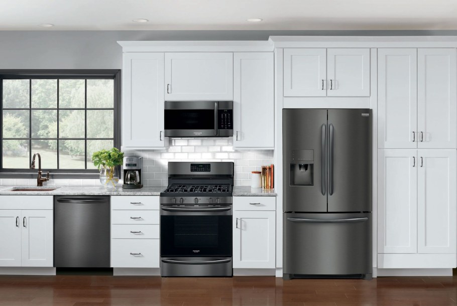 Кухня с бытовой техникой