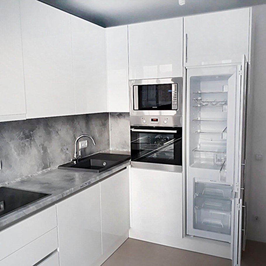 Кухня белый глянец с черной техникой