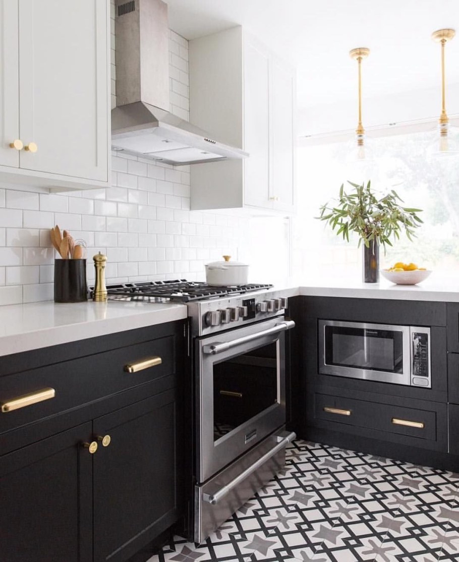 Дизайнерские кухни с черной техникой