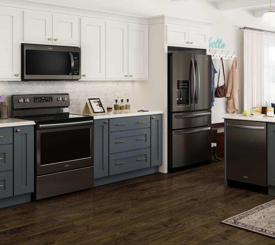 Темный холодильник в интерьере