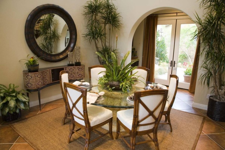 Цветы в обеденной зоне в доме