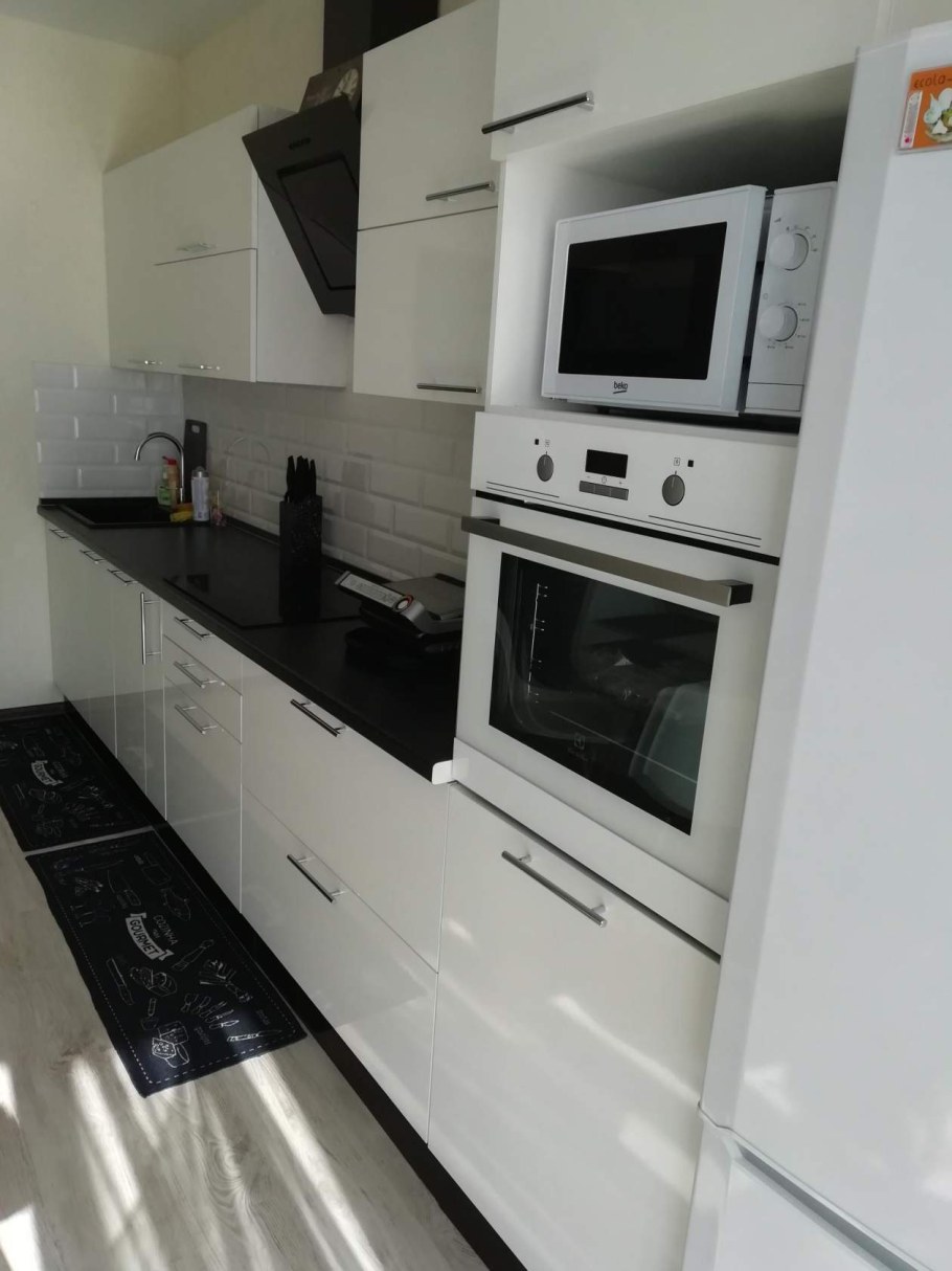 Кухня белый глянец с черной техникой