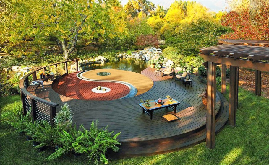 Площадка для отдыха в саду