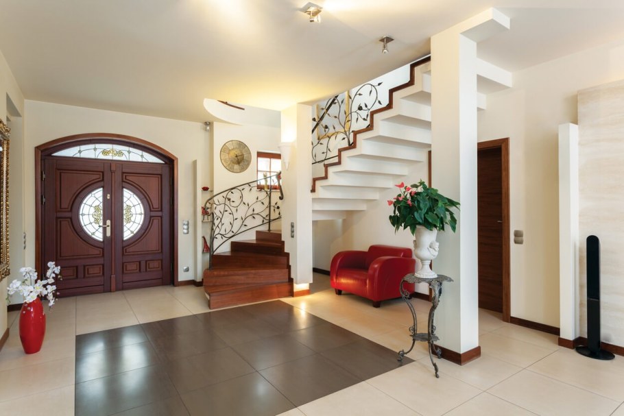 Холл с лестницей