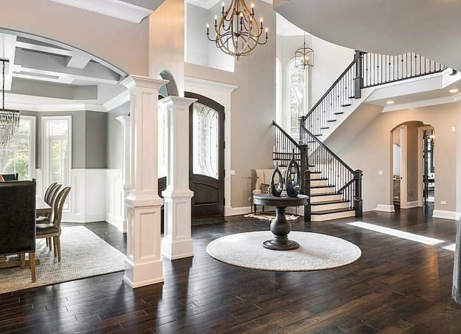 Интерьер холла в частном доме