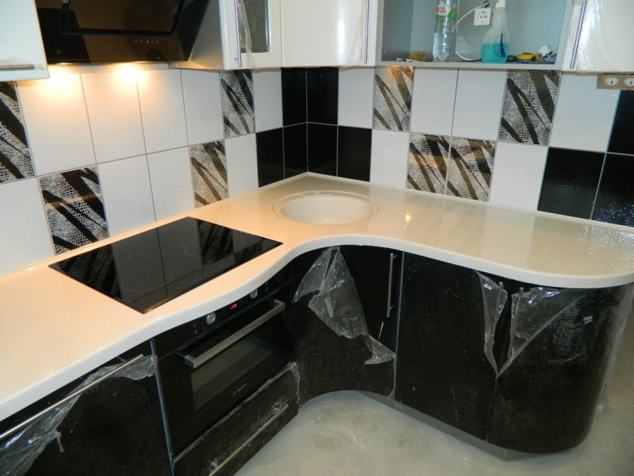 Кухонный гарнитур с каменной столешницей