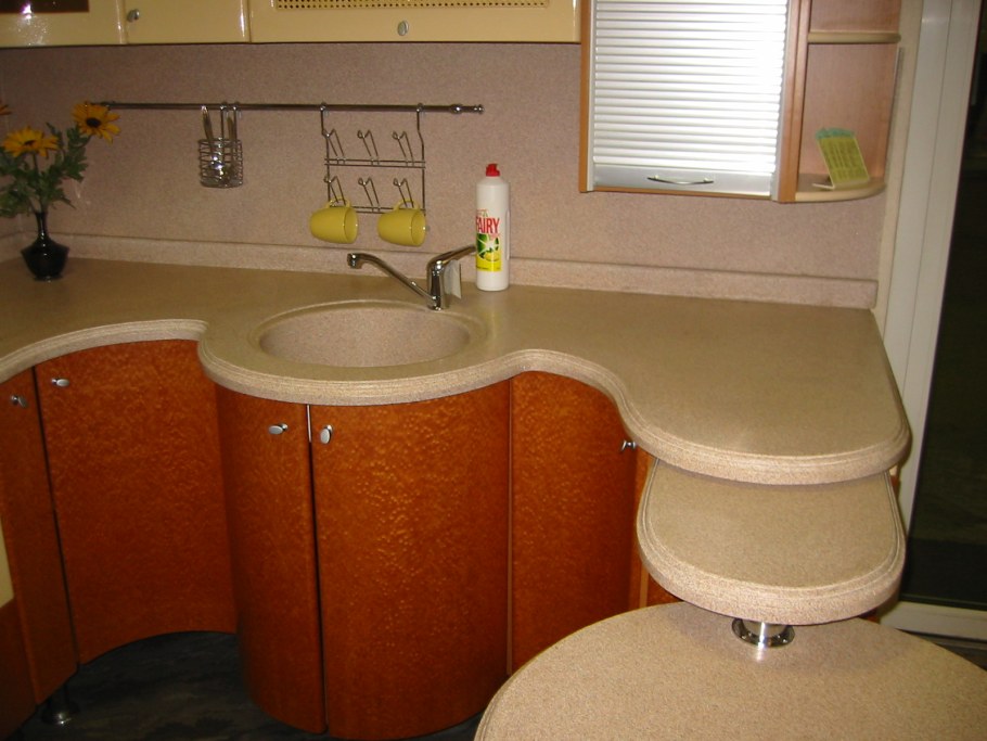 Угловая кухня полукругом