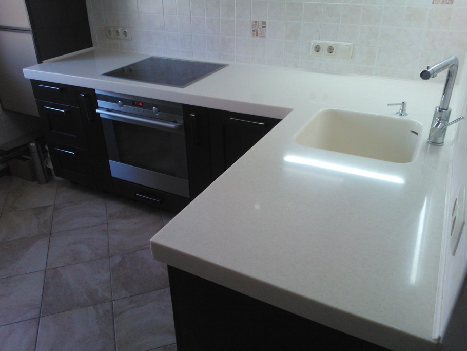 Белая кухня со столешницей из искусственного камня