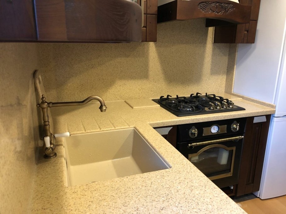 Столешница и фартук из искусственного камня