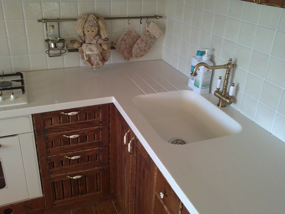 Цельная раковина со столешницей