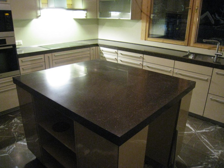Кухонный остров из искусственного камня