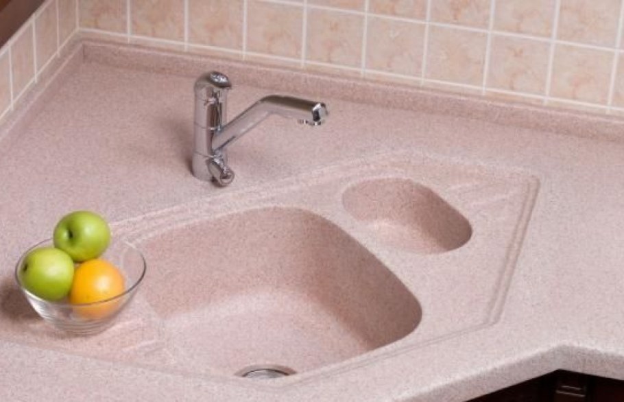 Столешница для кухни из искусственного камня с мойкой