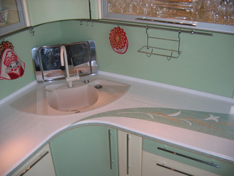 Кухня с закругленной столешницей