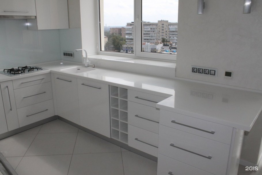 Белая глянцевая столешница для кухни