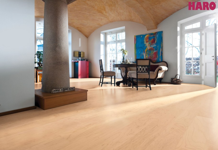 Интерьер с кленовым полом