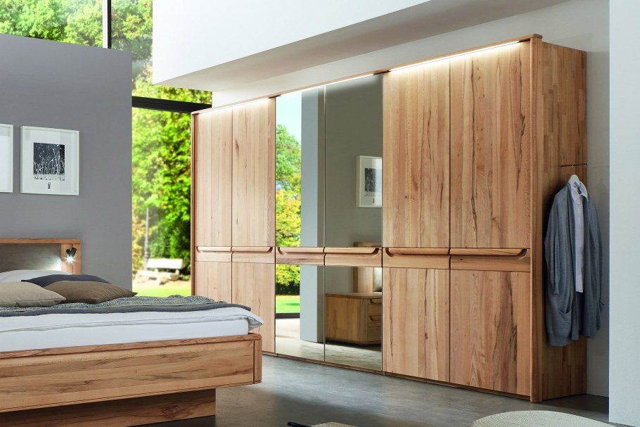 Шкаф из дерева