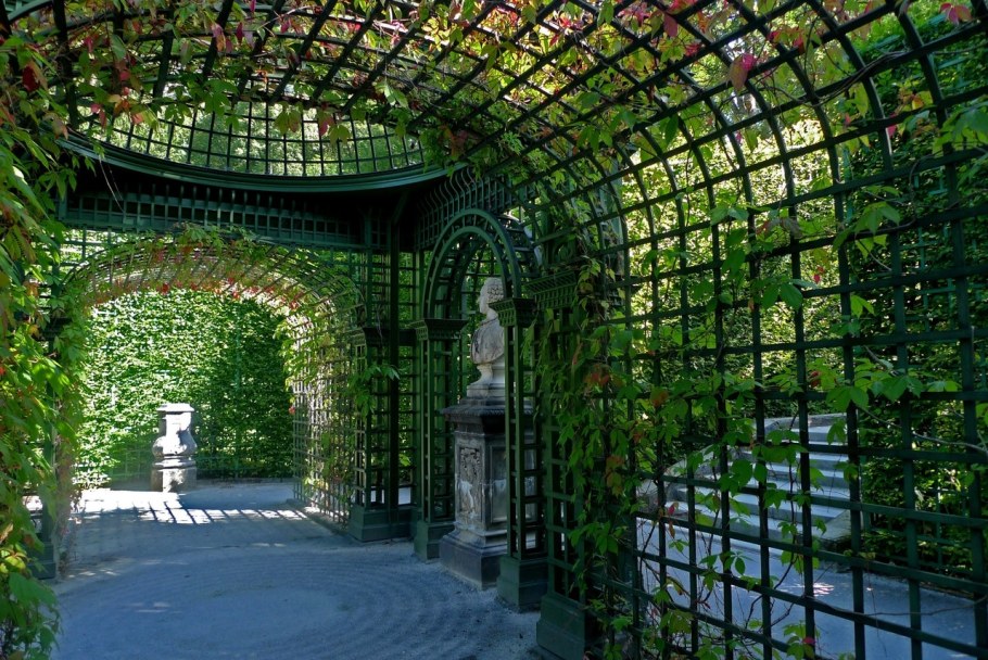 Крытая аллея Берсо в Петергофе