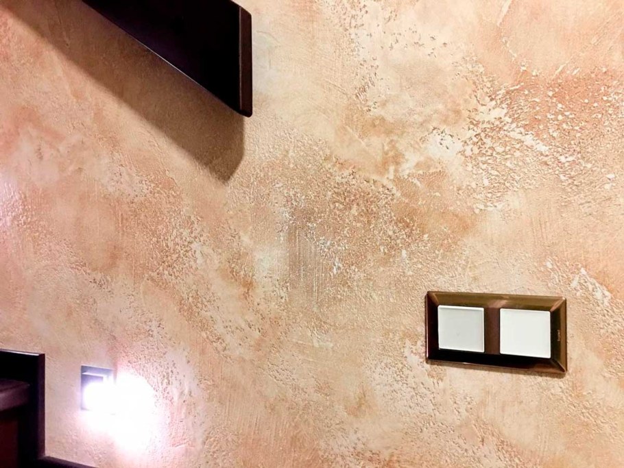 Фактурная штукатурка травертин